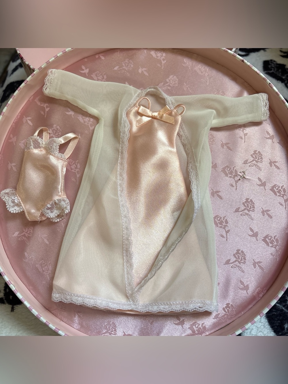 Vtg Tiny kitty collier box w earrings Sheer Pink Satin Nightgown lingerie doll - Picture 4 of 16